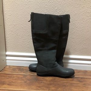 NWOT Size 6M Gray Softwalk Boots